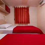 キャンプ場 Camp Mrkva Mobile Homes With Pool Sukošan