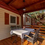 キャンプ場 Camp Mrkva Mobile Homes With Pool Sukošan