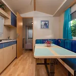 キャンプ場 Camp Mrkva Mobile Homes With Pool *