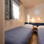 キャンプ場 Camp Mrkva Mobile Homes With Pool