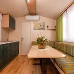 キャンプ場 Camp Mrkva Mobile Homes With Pool *