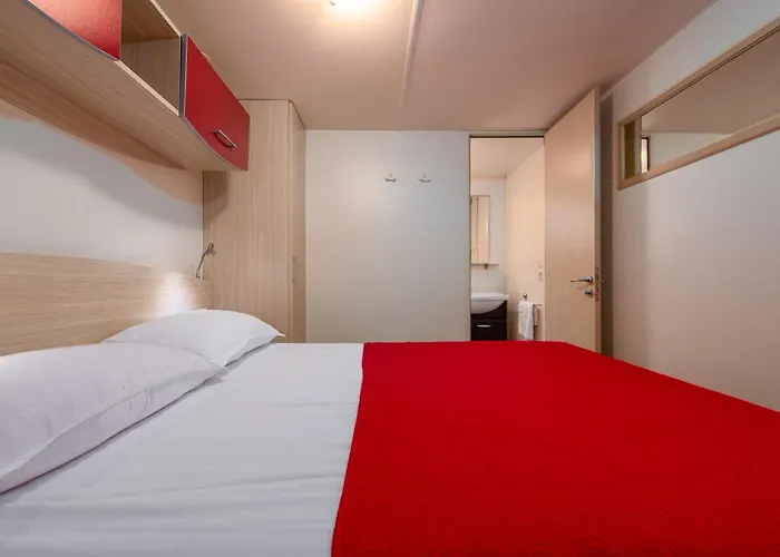 Camp Mrkva Mobile Homes With Pool 营地 Sukošan