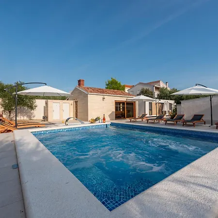 مكان تخييم Camp Mrkva Mobile Homes With Pool *