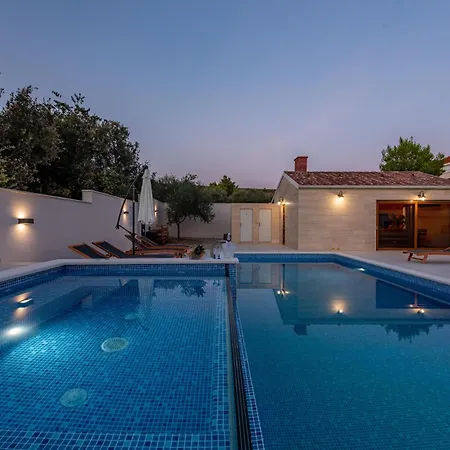 مكان تخييم Camp Mrkva Mobile Homes With Pool Sukošan