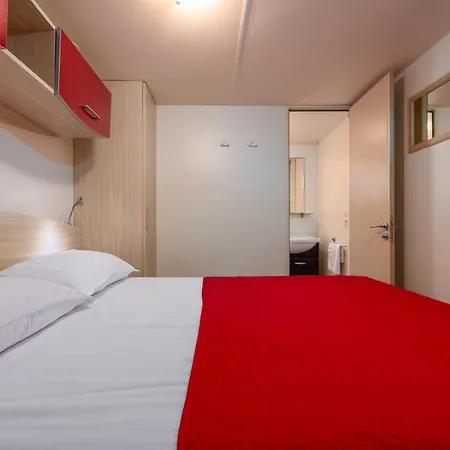 Camp Mrkva Mobile Homes With Pool مكان تخييم Sukošan