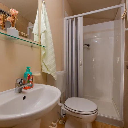 Camp Mrkva Mobile Homes With Pool مكان تخييم Sukošan