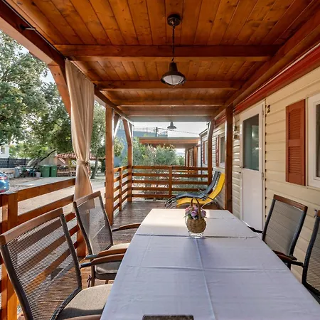 مكان تخييم Camp Mrkva Mobile Homes With Pool Sukošan