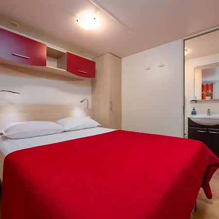 مكان تخييم Camp Mrkva Mobile Homes With Pool *