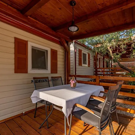 مكان تخييم Camp Mrkva Mobile Homes With Pool Sukošan