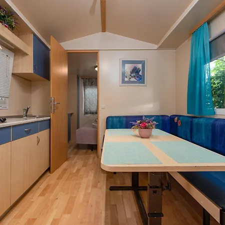 مكان تخييم Camp Mrkva Mobile Homes With Pool *