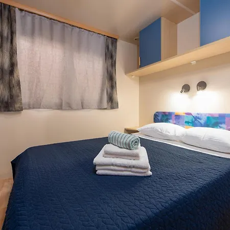 Camp Mrkva Mobile Homes With Pool مكان تخييم Sukošan