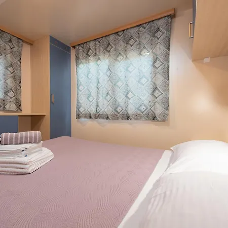 مكان تخييم Camp Mrkva Mobile Homes With Pool Sukošan