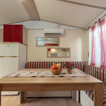 مكان تخييم Camp Mrkva Mobile Homes With Pool *