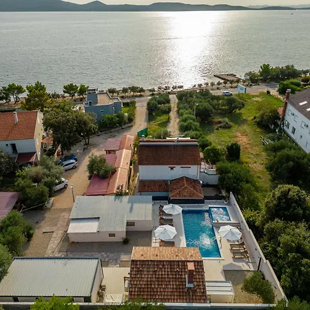 Camp Mrkva Mobile Homes With Pool مكان تخييم